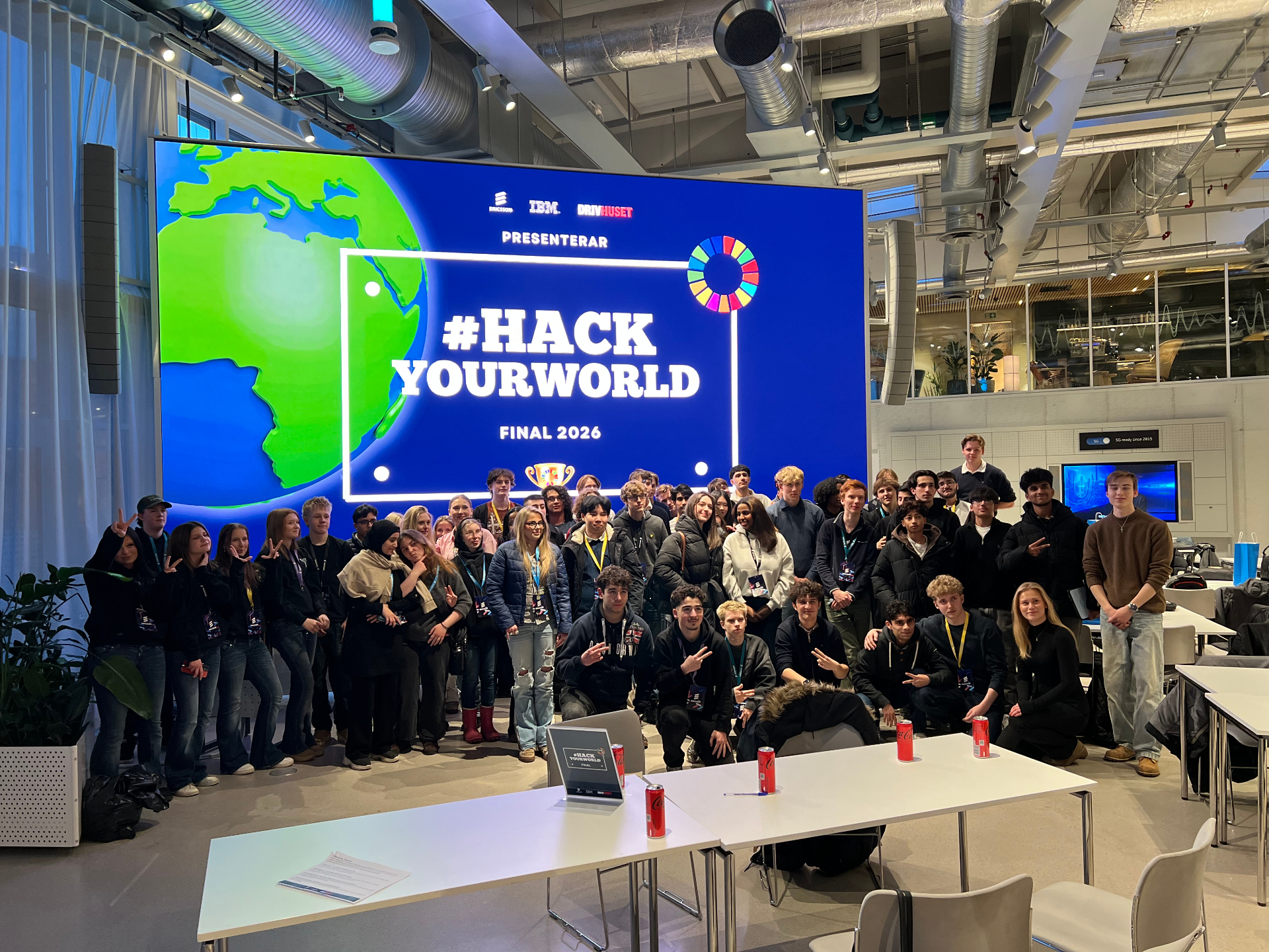Gruppbild på alla finalisterna i HackYourWorld 2026